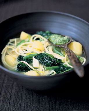 Генуэзский суп минестроне с соусом песто