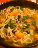 Овощной суп с лапшой рамен и пастой мисо