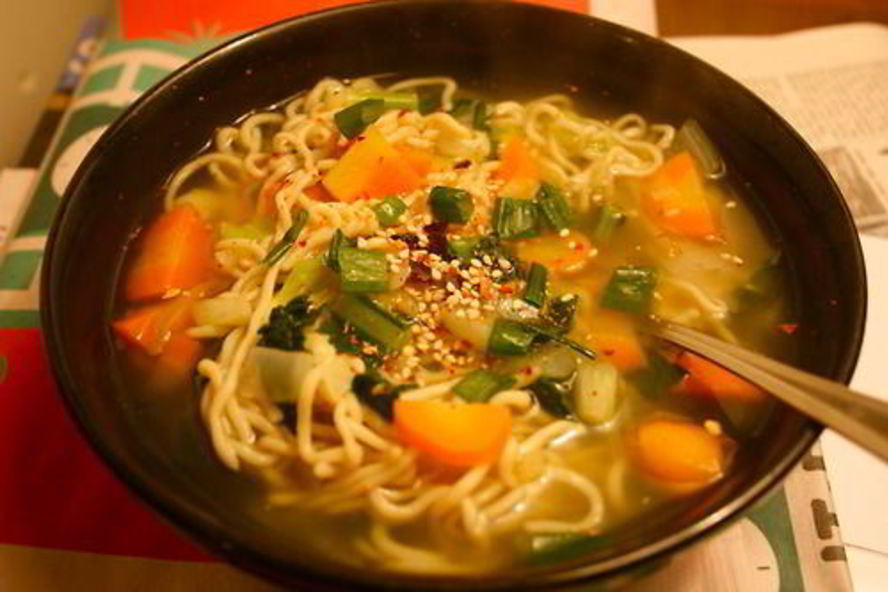 Рецепт овощного супа с лапшой рамен и пастой мисо
