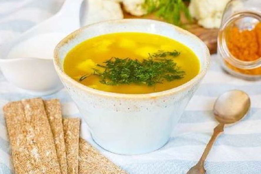 Рецепт простого куриного супа с цветной капустой и плавленым сыром