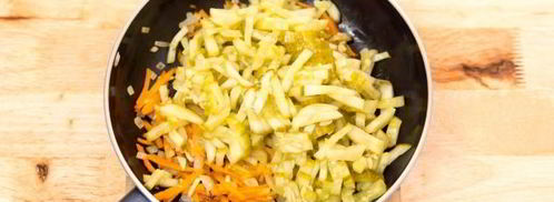 рассольник с перловкой и солеными огурцами на баранине. Шаг 11