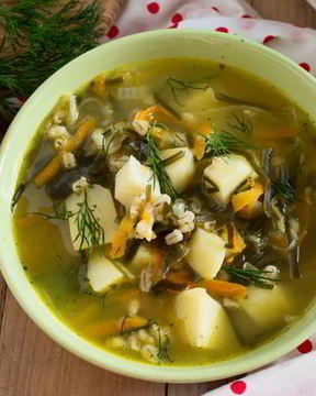 Вегетарианский рассольник с перловкой и грибами