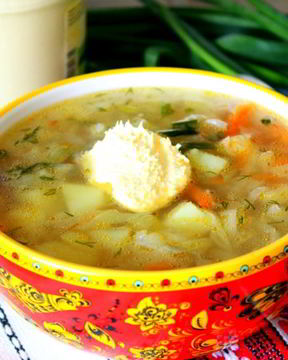 Щи из молодой капусты на курином бульоне