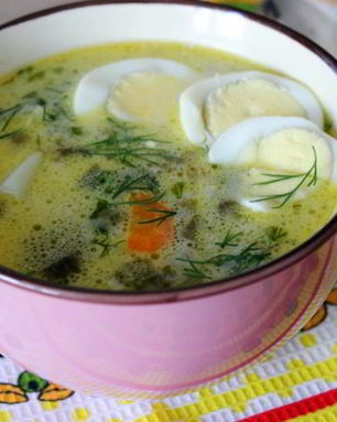 Зеленые летние щи со сметаной