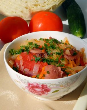 Солянка из капусты с сосисками в мультиварке