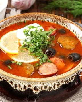 Солянка с копченой колбасой