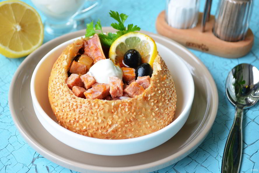 Рецепт солянки с копченостями в хлебе