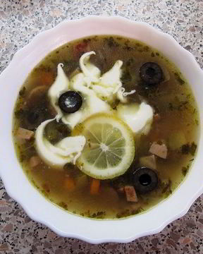 Солянка с маслинами и лимоном