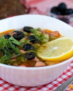 Солянка с мясом и колбасой, тушеная на сковороде