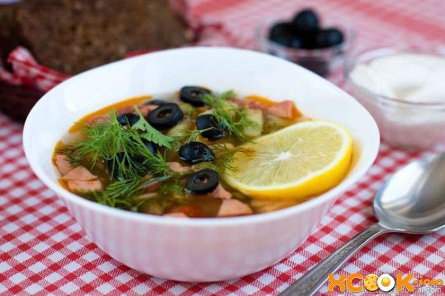 Рецепт солянки с мясом и колбасой, тушеная на сковороде