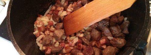 солянка с мясом и колбасой, тушеная на сковороде. Шаг 2