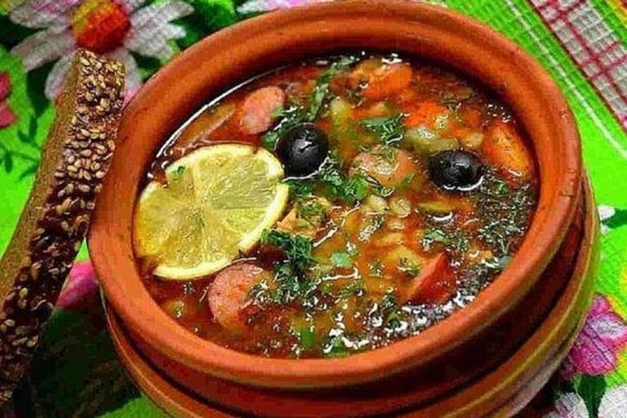 Рецепт солянки с охотничьими колбасками и каперсами