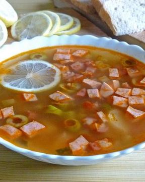 Солянка с вареной и копченой колбаской