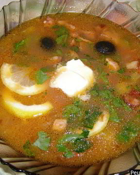 Суп домашняя солянка с курицей мясом и колбасой