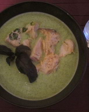 Суп-пюре из броколи, семги и руколы