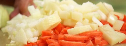 суп-пюре из копченой курицы с чечевицей и зеленым горошком. Шаг 2