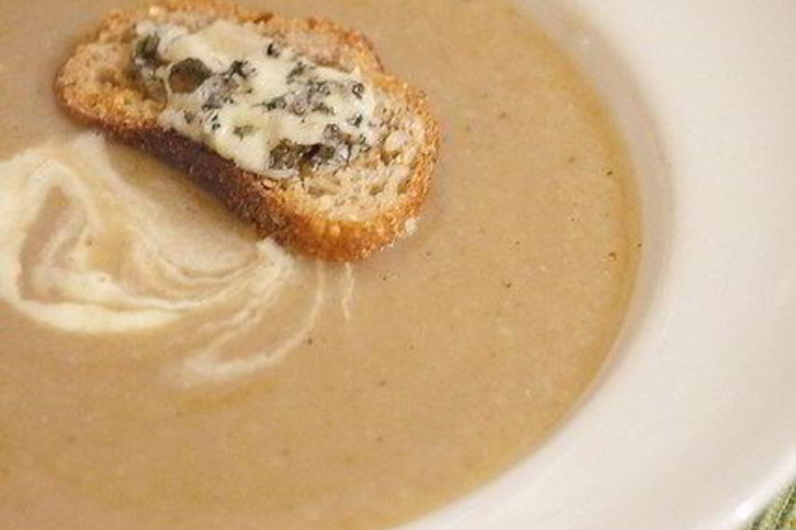 Рецепт супа-пюре из пастернака с луком-пореем и петрушкой