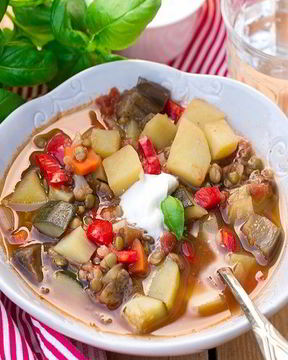 Суп с баклажанами, чечевицей и помидорами