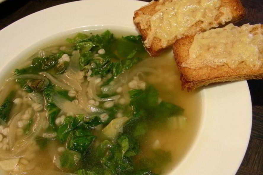 Рецепт супа с карамелизированным луком, перловкой и листовой капустой