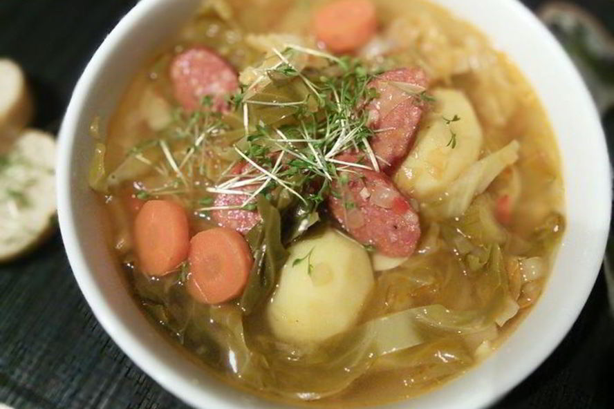 Рецепт супа с копчеными колбасками и зеленой капустой