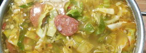 суп с копчеными колбасками и зеленой капустой. Шаг 12