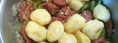 суп с копчеными колбасками и зеленой капустой. Шаг 6