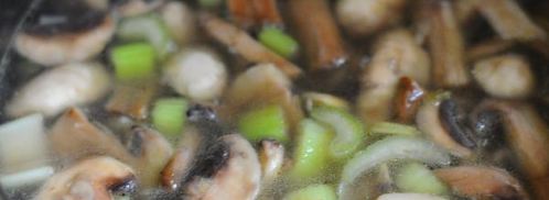 сырный крем-суп с грибами и сельдереем. Шаг 3