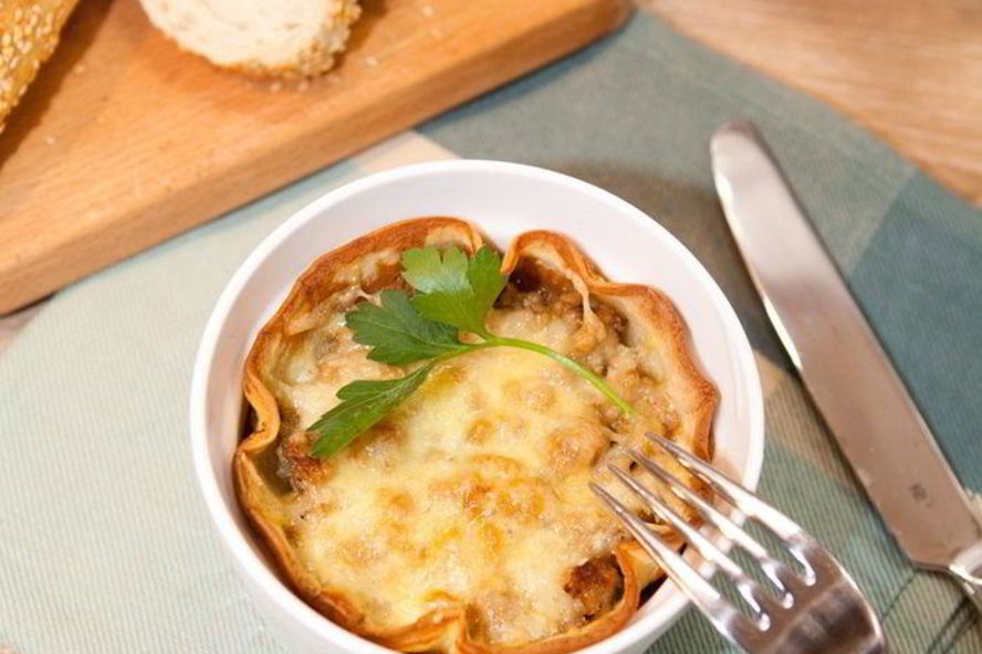 Рецепт блинчиков с фаршем под сырной корочкой