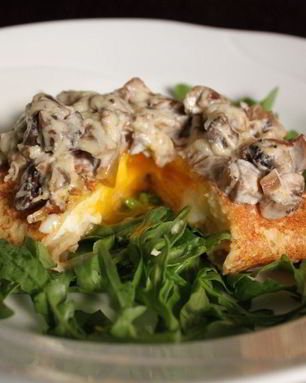 Блинчики с яйцом пашот и сливочным соусом с грибами
