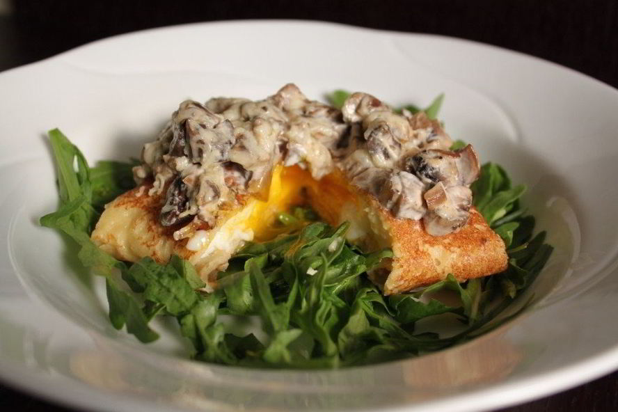 Рецепт блинчиков с яйцом пашот и сливочным соусом с грибами