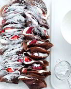 Шоколадные блины с клубникой