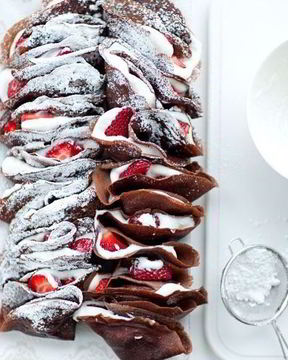 Шоколадные блины с клубникой