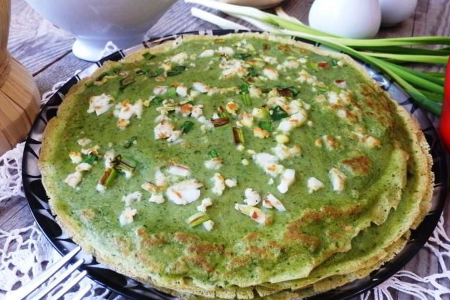 Рецепт шпинатных блинчиков с припеком из вареных яиц и зеленого лука