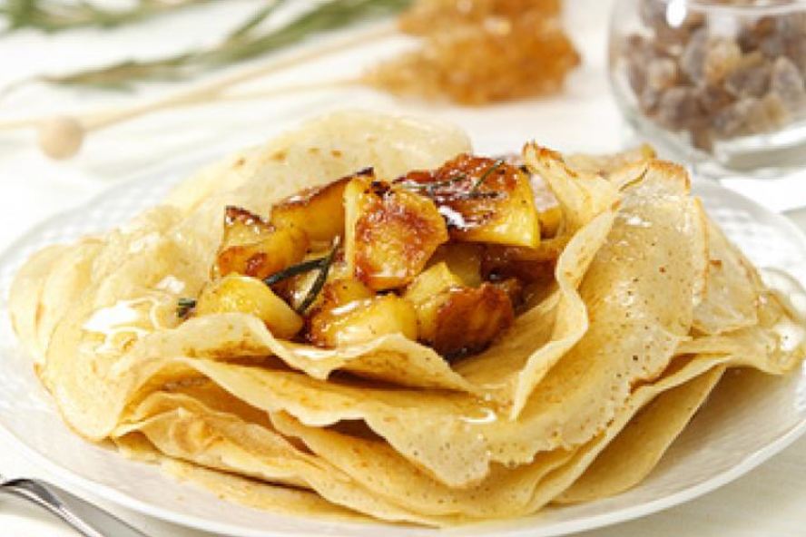 Рецепт сладких блинчиков с яблоками в карамели