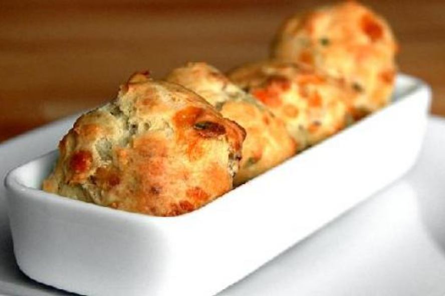 Рецепт булочек с беконом и сыром