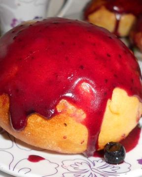 Булочки с черничной глазурью