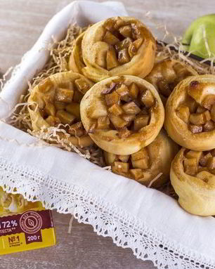Булочки с яблоками и корицей