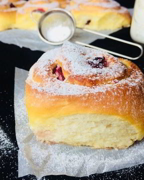 Булочки со сливочным сыром и вишней