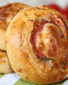 Булочки-улитки с салями и моцареллой