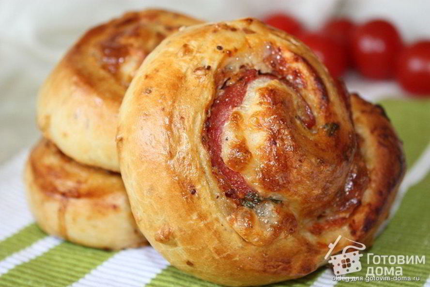 Рецепт булочек-улиток с салями и моцареллой