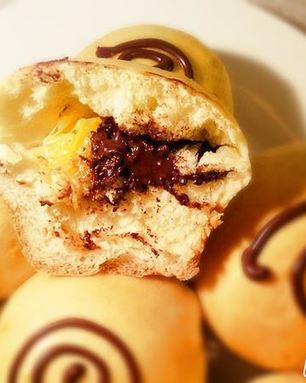 Дрожжевые булочки с мандаринами и шоколадом