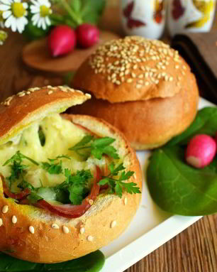 Горячие булочки с яйцом и сыром