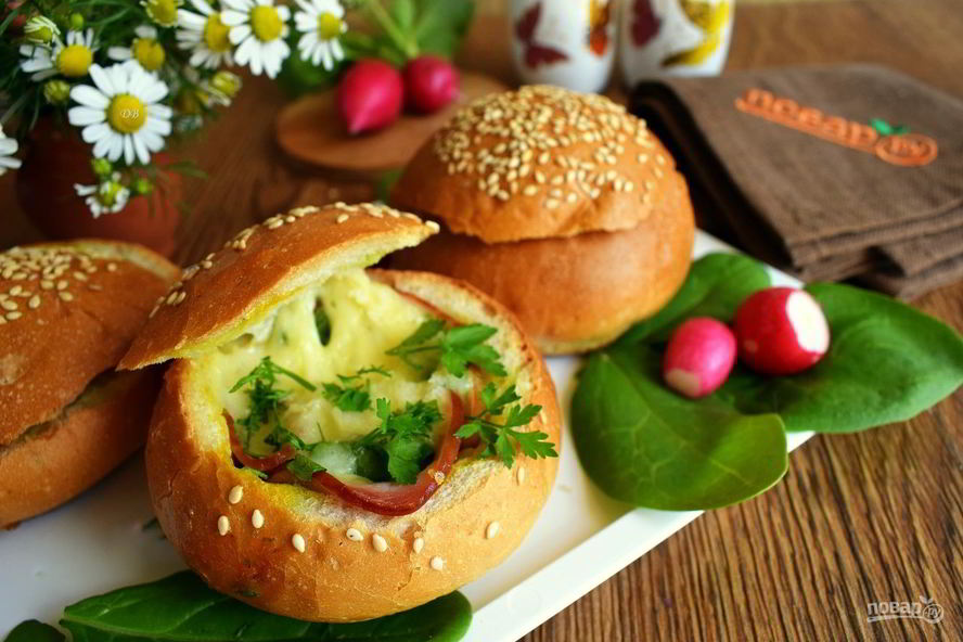 Рецепт горячих булочек с яйцом и сыром