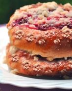 Клубничные булочки со сладким штрейзелем