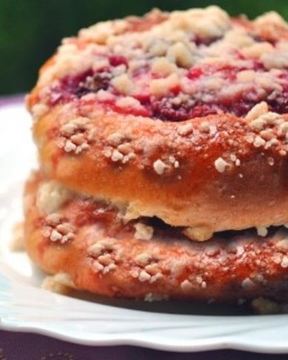 Клубничные булочки со сладким штрейзелем