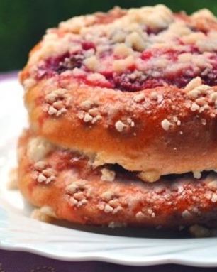 Клубничные булочки со сладким штрейзелем