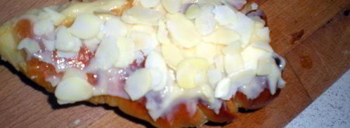 круассаны — пирожные с кондитерским кремом и лепестками миндаля. Шаг 12