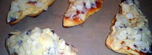 круассаны — пирожные с кондитерским кремом и лепестками миндаля. Шаг 13