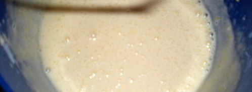 круассаны — пирожные с кондитерским кремом и лепестками миндаля. Шаг 4