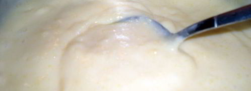 круассаны — пирожные с кондитерским кремом и лепестками миндаля. Шаг 6